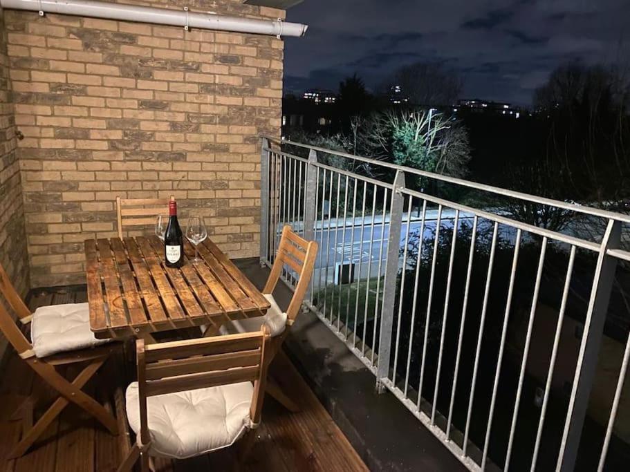 Stunning Double Bed Flat With Private Balcony & Free Parking Apartment London