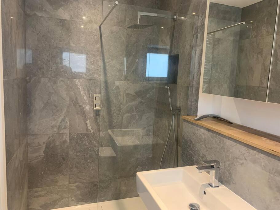 Holiday home Dockside Sleeps 8, Uber Boat To Canary Wharf In 3 Mins