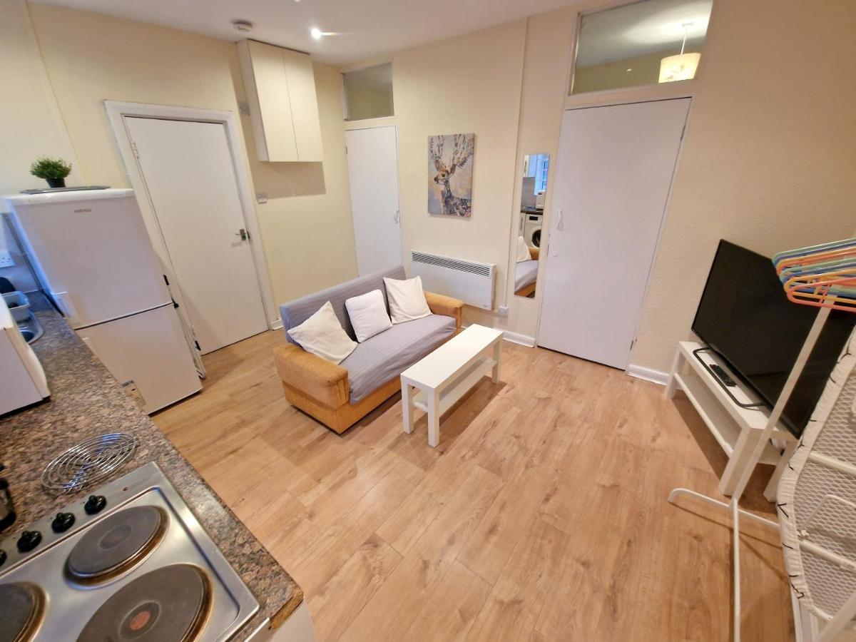 Apartment Super Studio With Two Bedrooms - Five Minutes From The Station! *