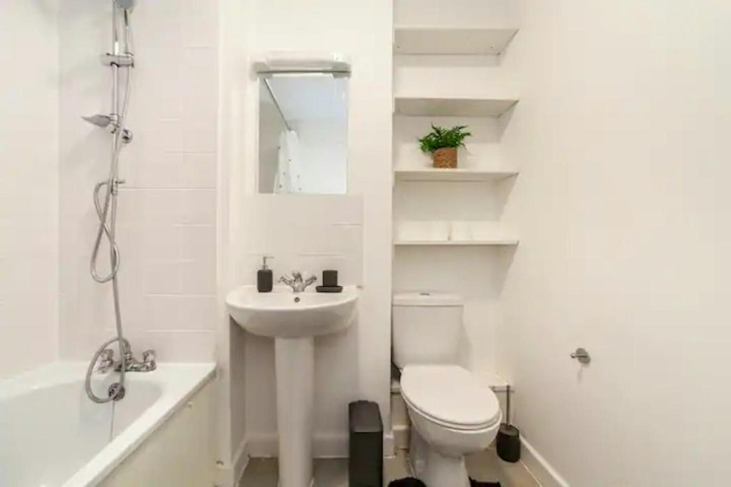 Apartment Stunning Double Bed Flat With Private Balcony & Free Parking *