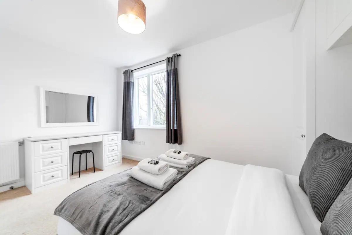 Stunning Double Bed Flat With Private Balcony & Free Parking * London
