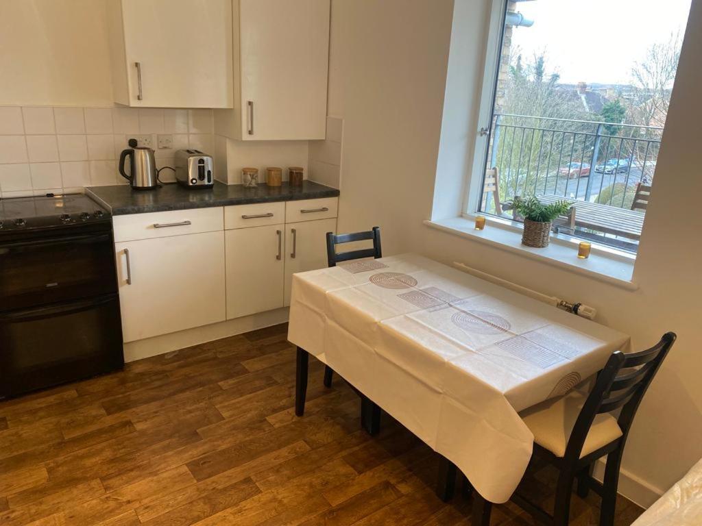 Apartment Stunning Double Bed Flat With Private Balcony & Free Parking