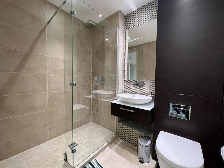 Modern & Secure 3br 2ba In The Heart Of Crossharbour Apartment *