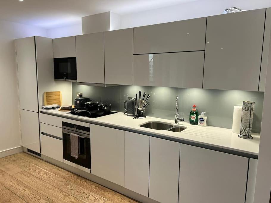 Modern & Secure 3br 2ba In The Heart Of Crossharbour Apartment London
