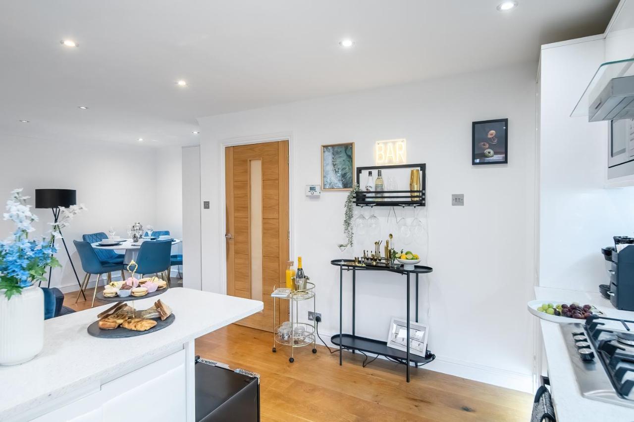Appartement Chic 3 Bed Near Bridge With Balcony Londen