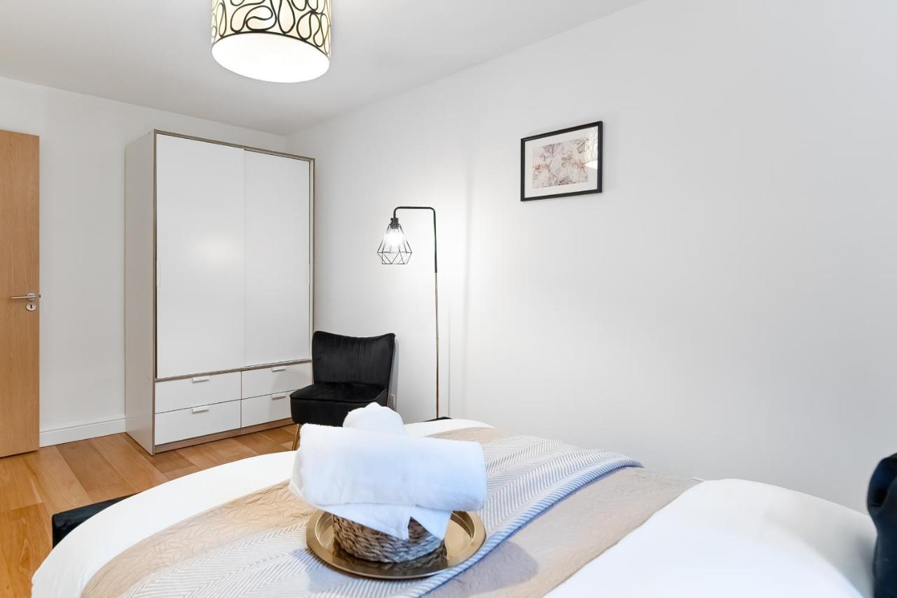 Chic 3 Bed Near Bridge With Balcony *
