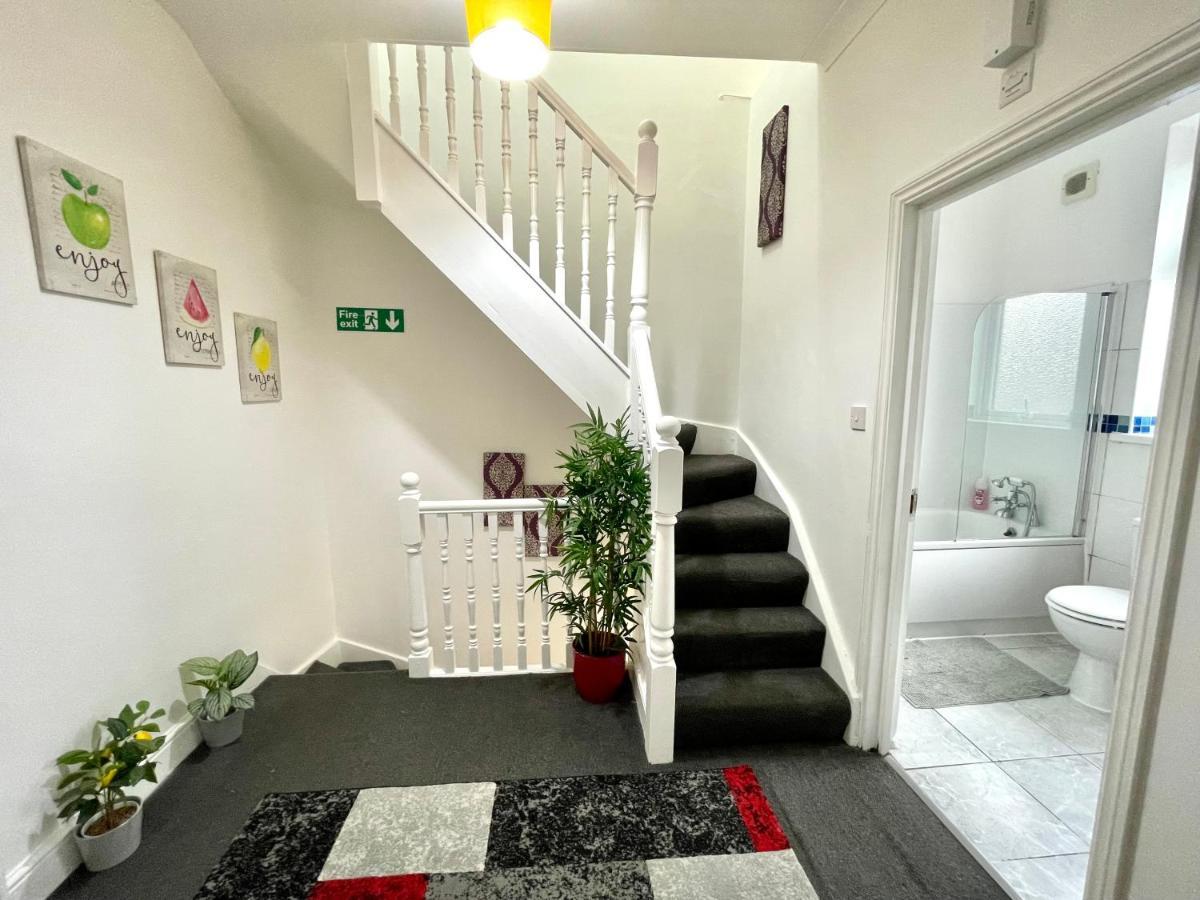 4 Bedrooms House, 3 Bathrooms , Separate Reception, Full Kitchen, Garden, Parking Holiday home London