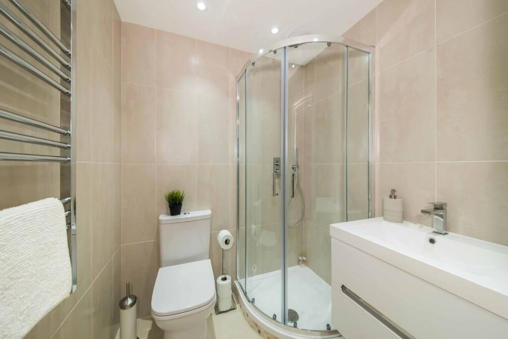 Apartment 7 Borough - Spacious 2-bed, 2-bath In Prime Location *