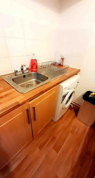 Entire One Bedroom Near Stratford * Londen