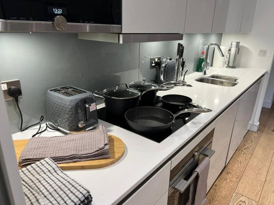 Modern & Secure 3br 2ba In The Heart Of Crossharbour Apartment *