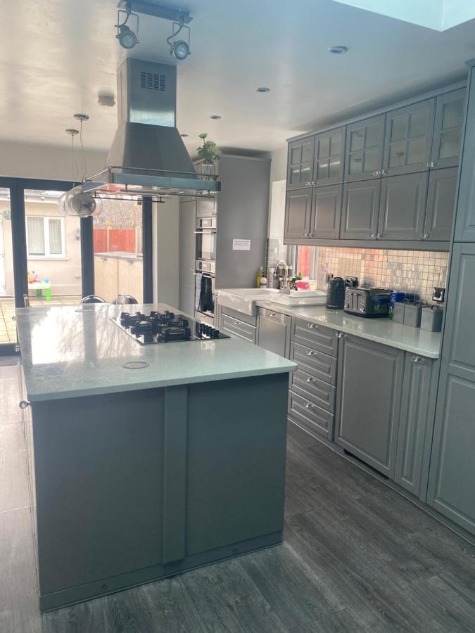 Hameway House- Stunning 4 Bedroom House With A Spacious Kitchen * London