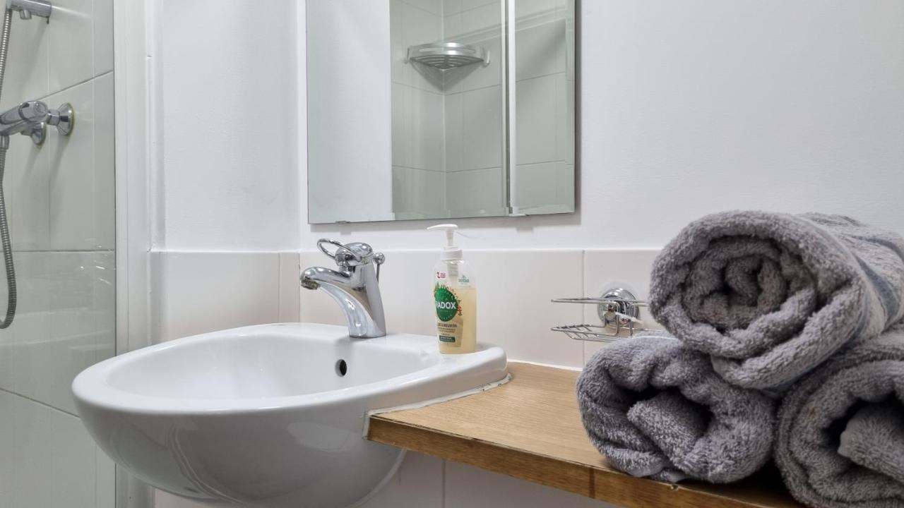 Appartement Spacious 5 Min Walk To Leytonstone Underground Station And 5 Stops To Zone 1 Londen