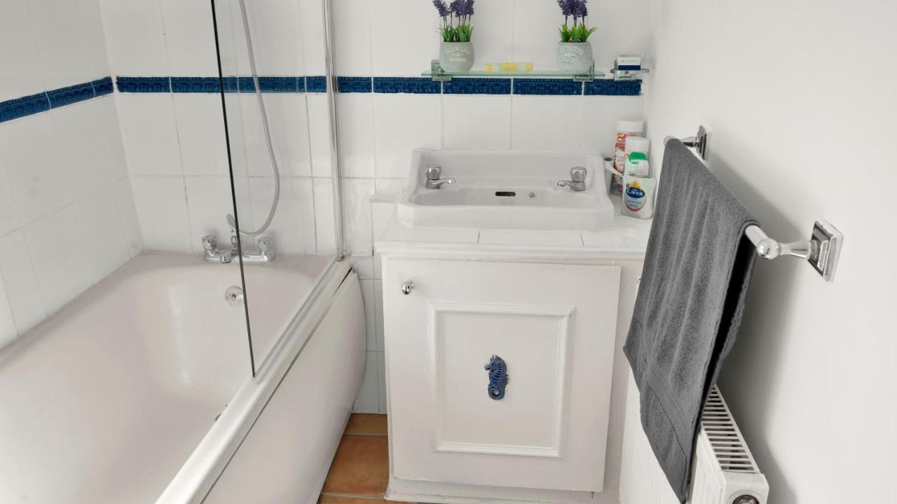 Livestay-4 Bed 2 Bath House With Private Garden Ferienhaus