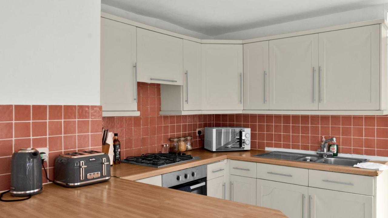 Livestay-4 Bed 2 Bath House With Private Garden Ferienhaus