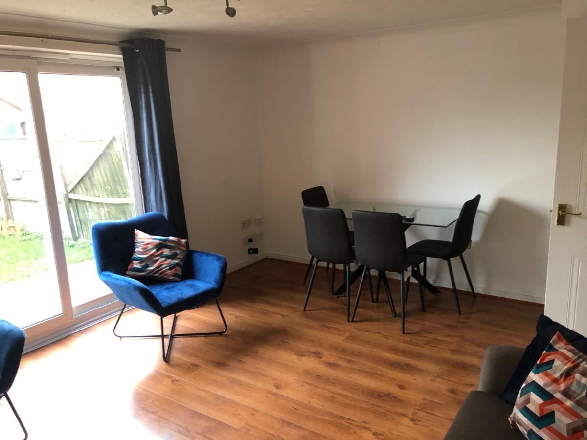 Vakantiehuis Lovely 3 Bed Semi Detached House With Off Street Parking Located In A Quiet Close
