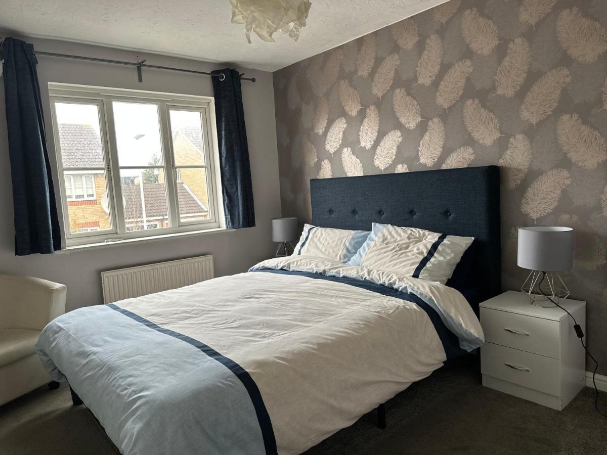 Vakantiehuis Lovely 3 Bed Semi Detached House With Off Street Parking Located In A Quiet Close *