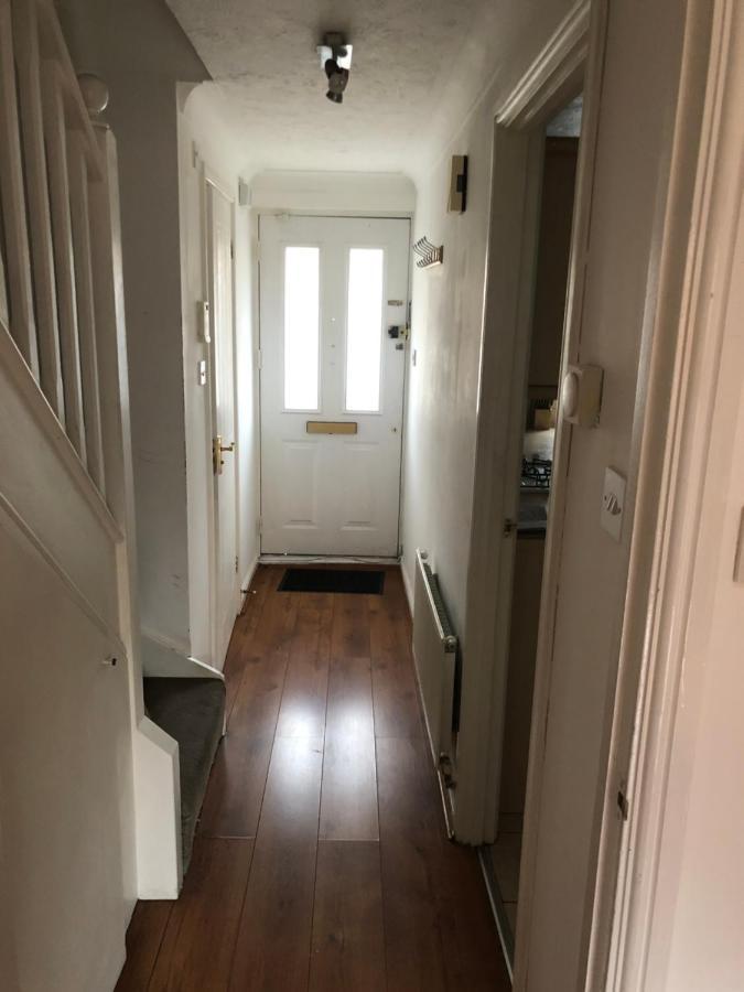 Vakantiehuis Lovely 3 Bed Semi Detached House With Off Street Parking Located In A Quiet Close