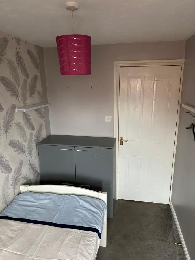 Vakantiehuis Lovely 3 Bed Semi Detached House With Off Street Parking Located In A Quiet Close Londen