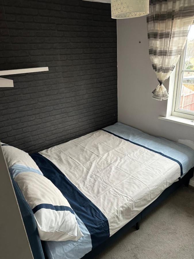 Vakantiehuis Lovely 3 Bed Semi Detached House With Off Street Parking Located In A Quiet Close *