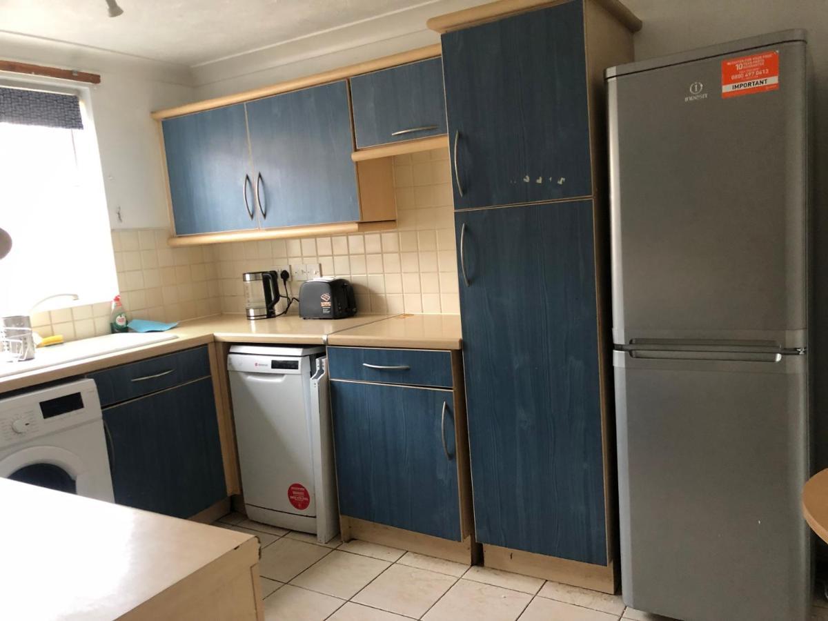 Lovely 3 Bed Semi Detached House With Off Street Parking Located In A Quiet Close Vakantiehuis Londen