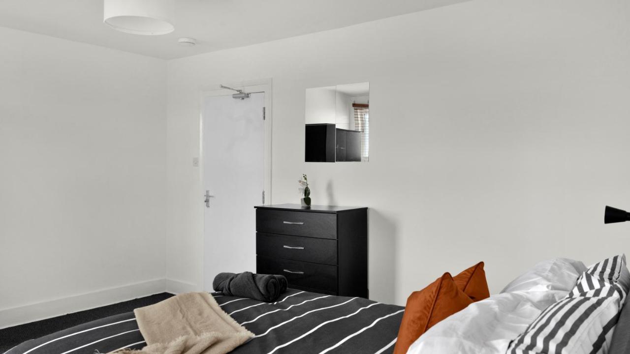 Livestay-4 Bed 2 Bath House With Private Garden Ferienhaus