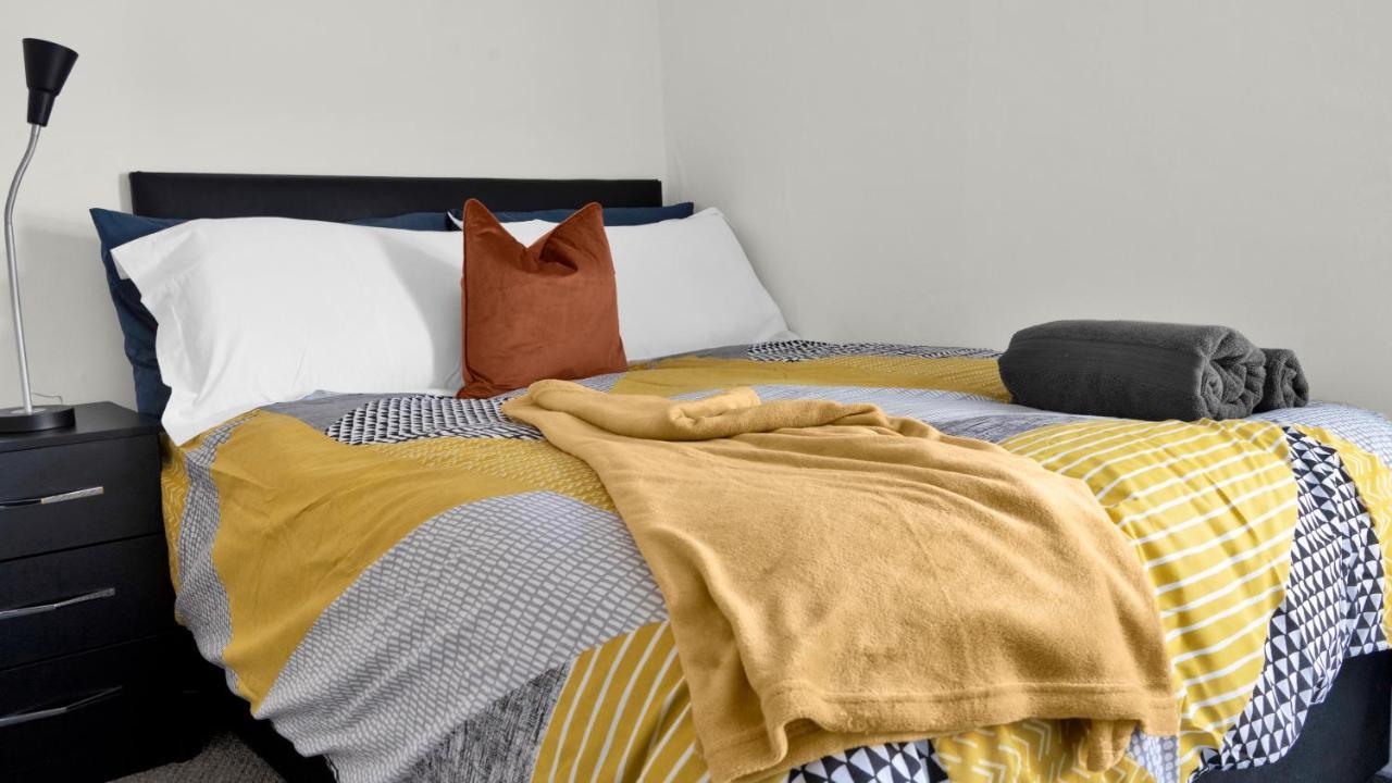 Livestay-4 Bed 2 Bath House With Private Garden Ferienhaus