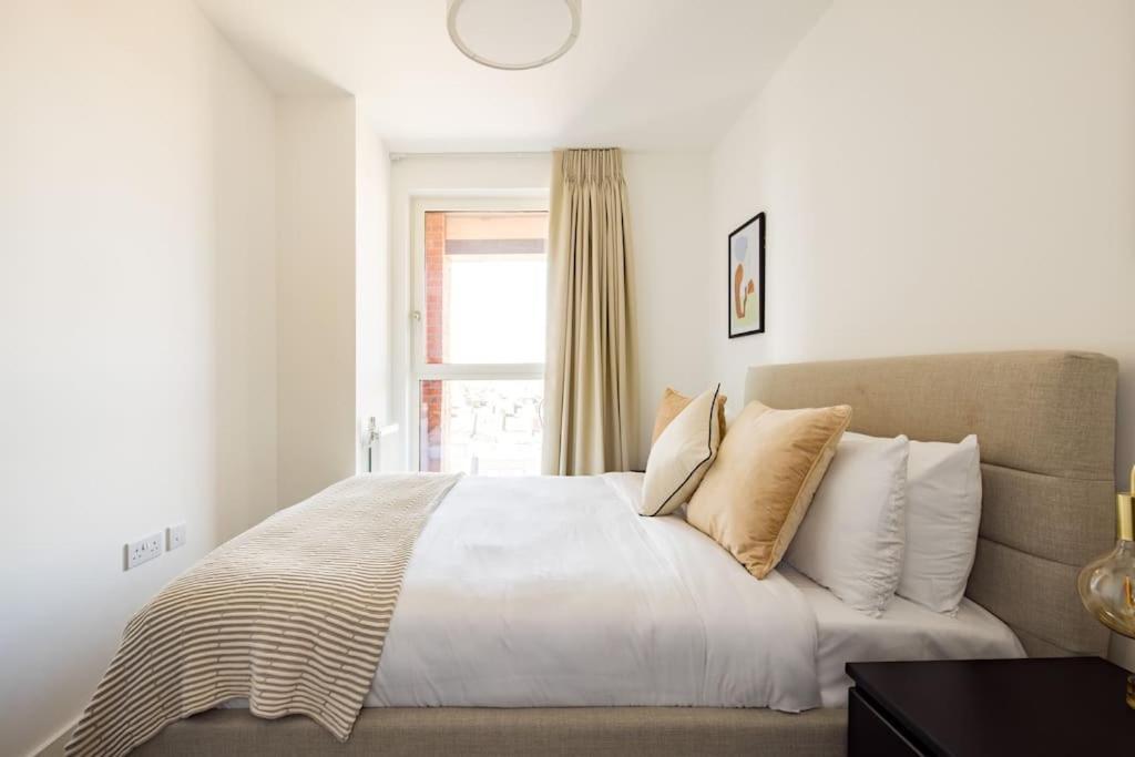 Wild Roses Serviced - Upton Park Apartment London