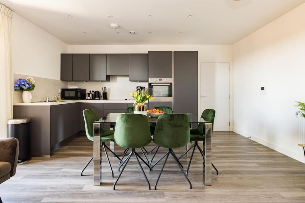 Wild Roses Serviced - Upton Park Apartment London