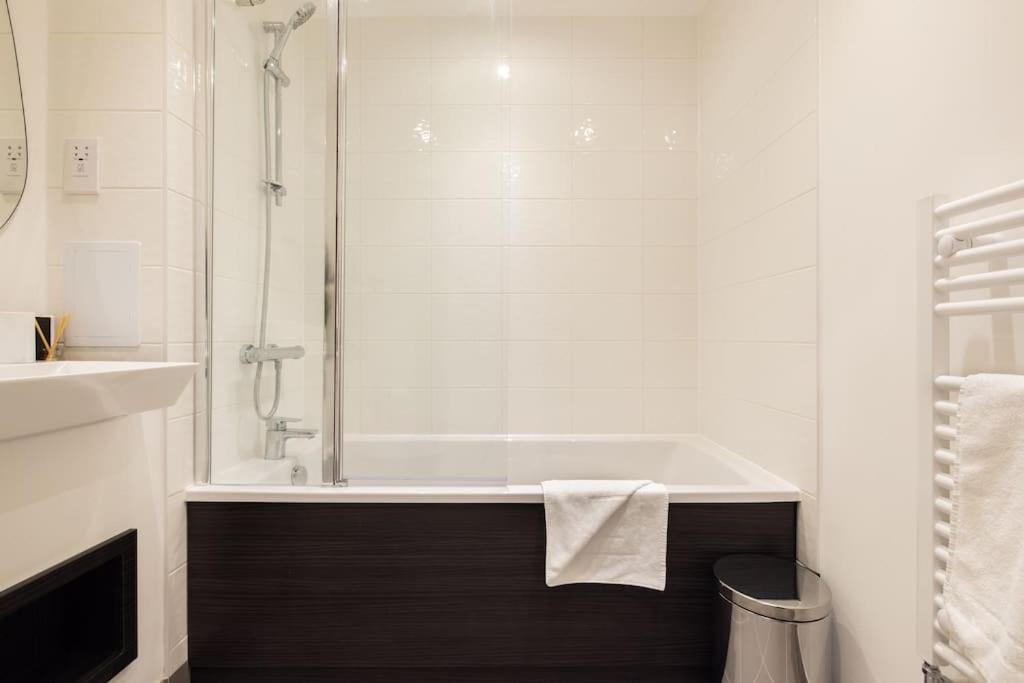 Wild Roses Serviced - Upton Park London