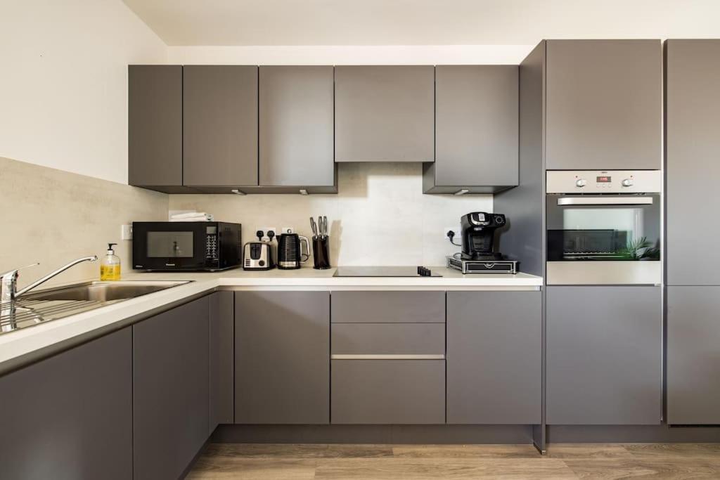 Wild Roses Serviced - Upton Park Apartment *