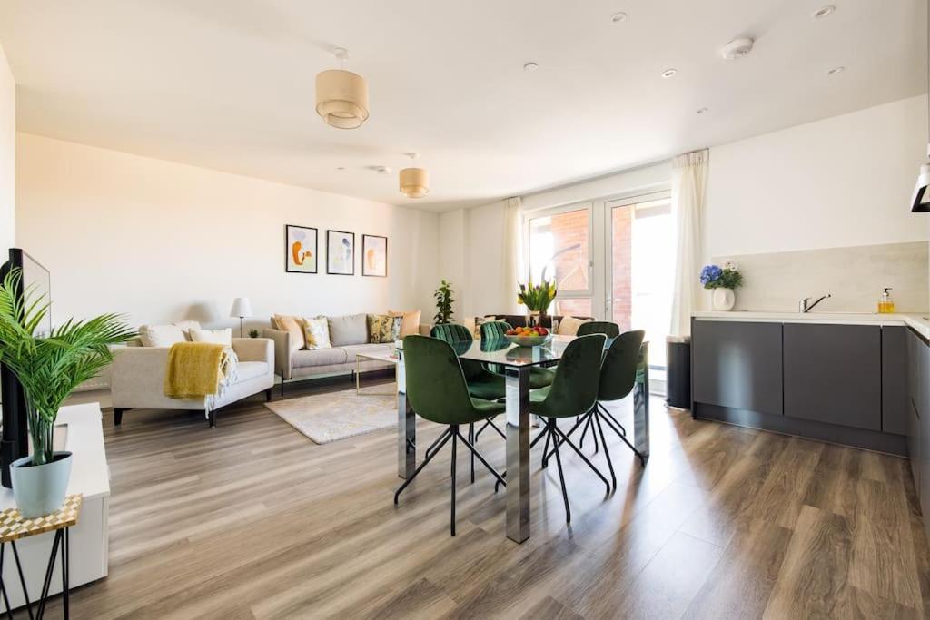 Wild Roses Serviced - Upton Park * London