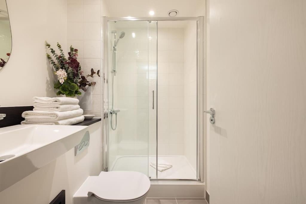 Wild Roses Serviced - Upton Park * London