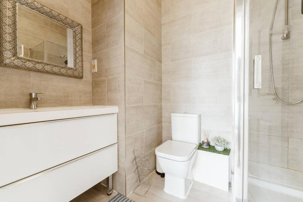 Spacious Ensuite Near Tourist Attractions * Londen