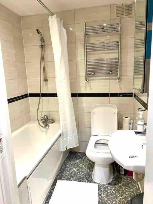 Cosy One Bedroom Flat In Apartamento Londres
