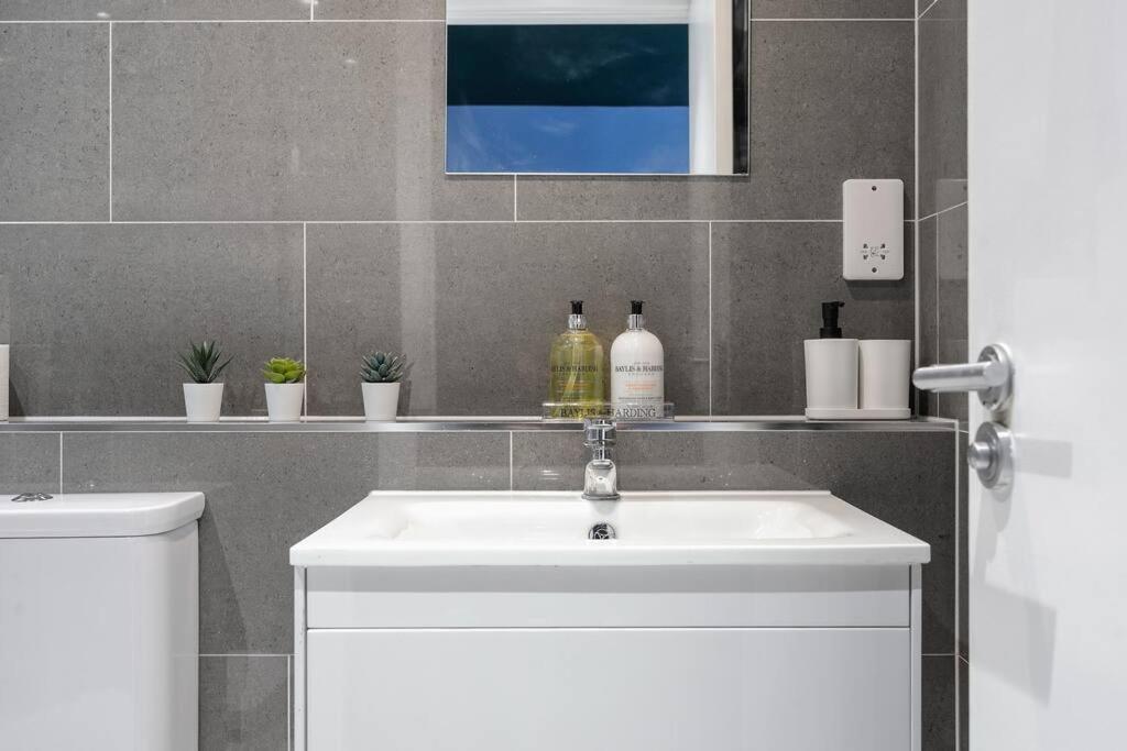 Canary Wharf By Hiatus Concierge Apartment