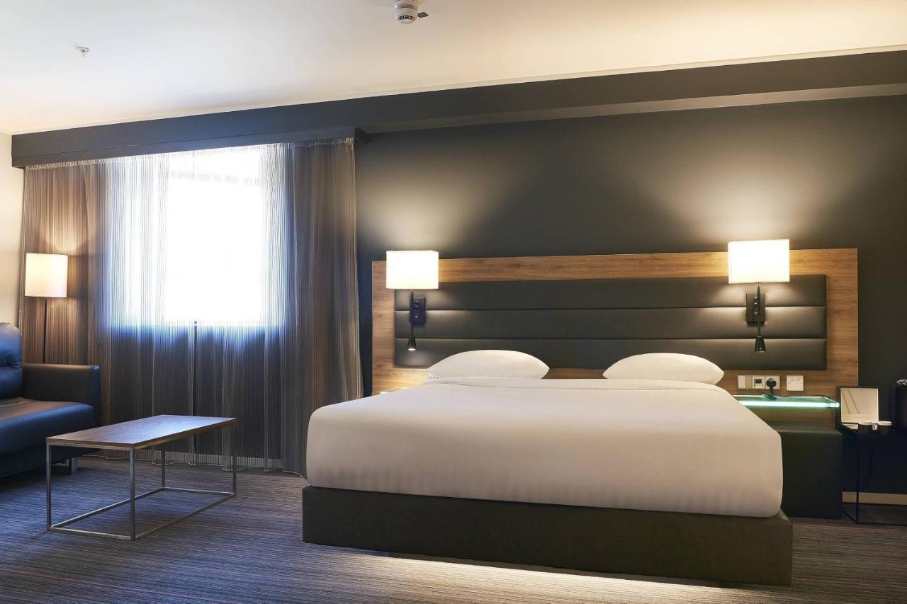 Moxy Stratford 4*