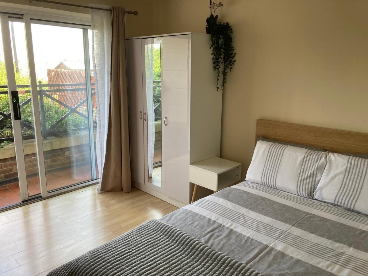 Comfortable With Private Balcony And Shared House Homestay *
