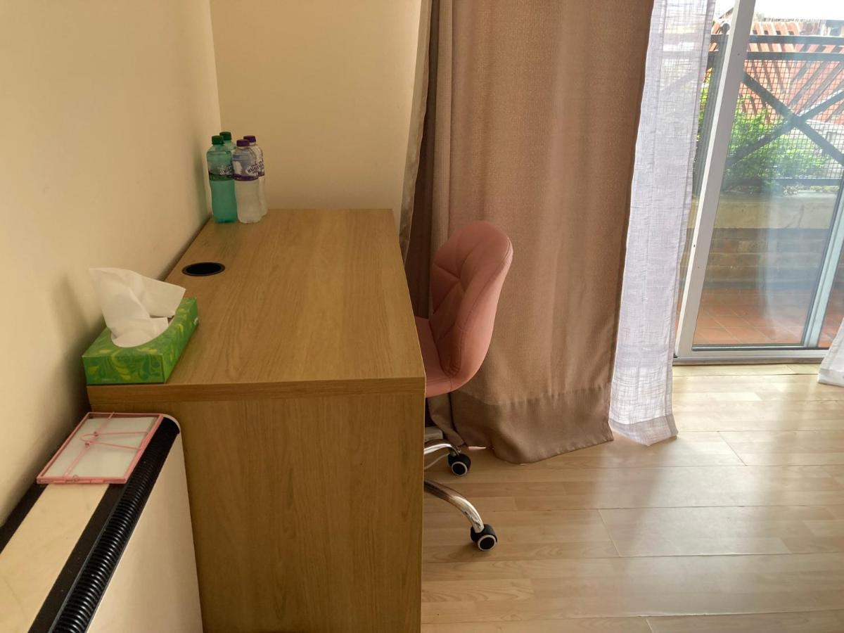 Homestay Comfortable With Private Balcony And Shared House *