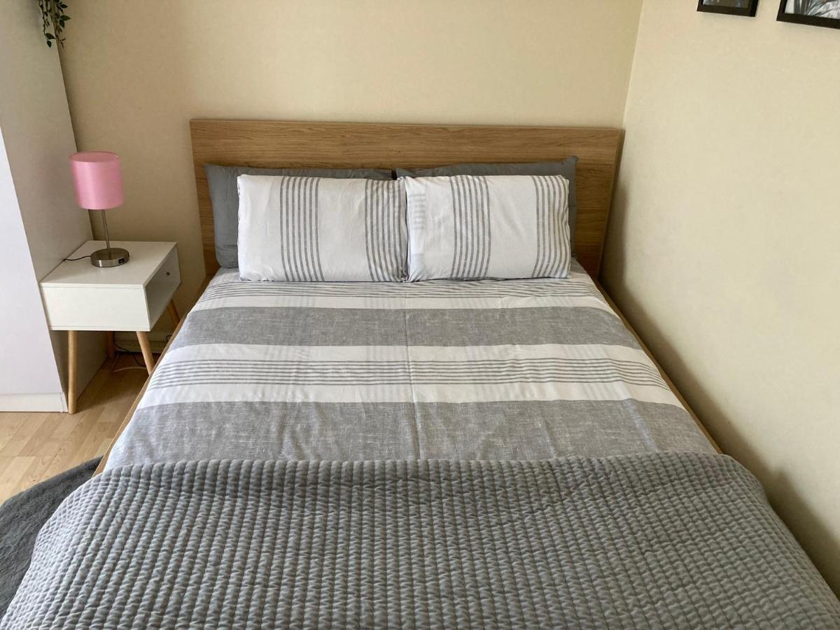 Comfortable With Private Balcony And Shared House * London