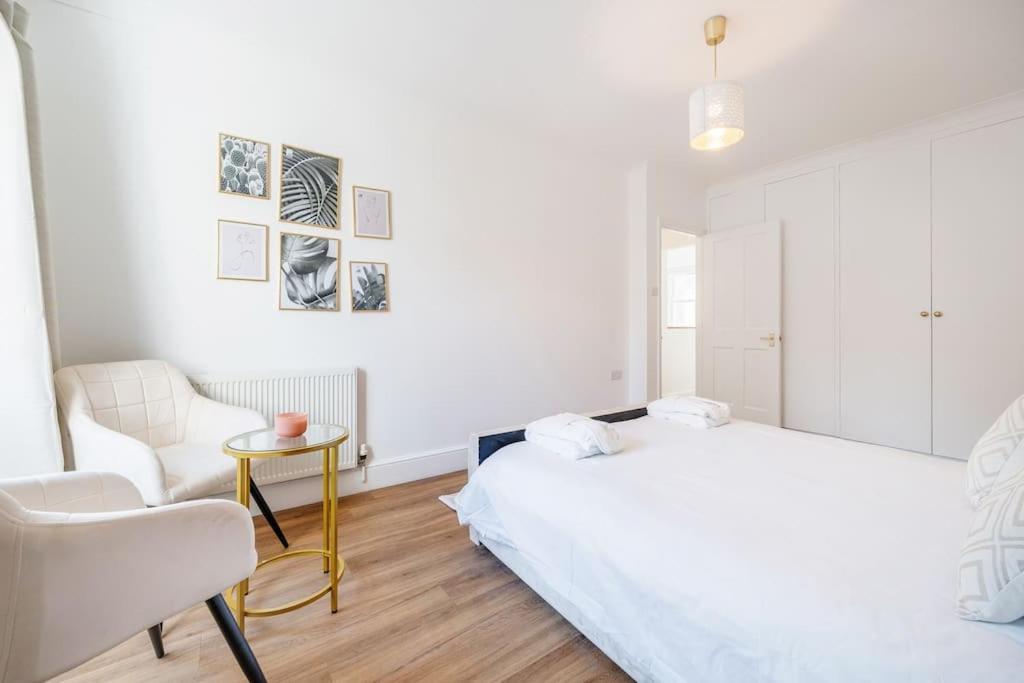 Holiday home House 10 Mins To Tower Bridge Hot Tub & Parking *
