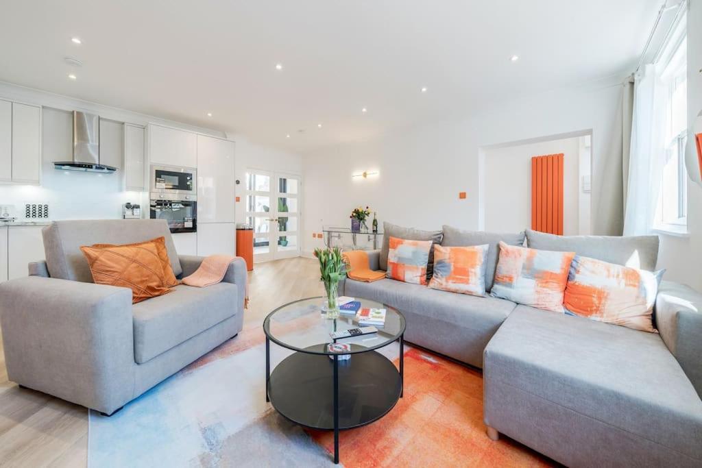 House 10 Mins To Tower Bridge Hot Tub & Parking Holiday home *
