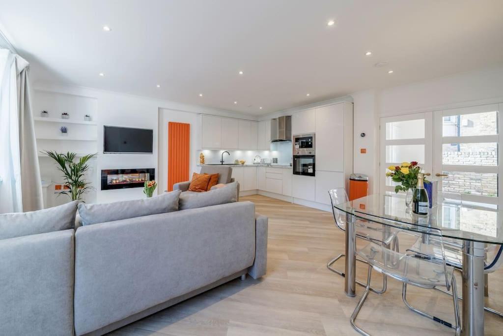 Holiday home House 10 Mins To Tower Bridge Hot Tub & Parking