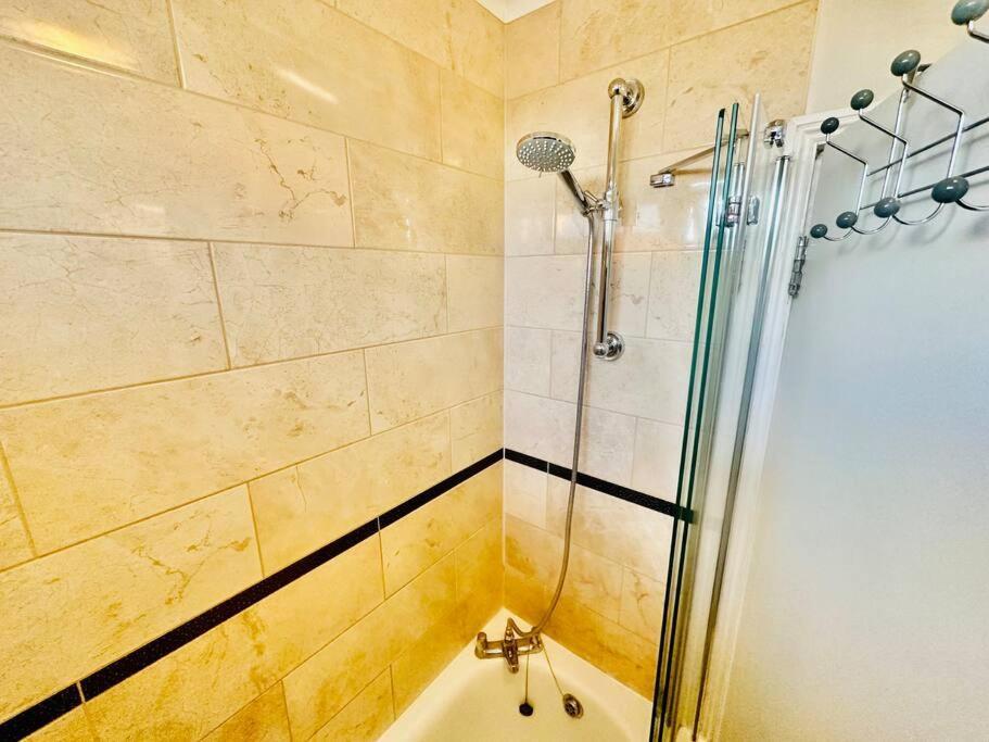Apartment 3 Bed Sky Se15 Peckham London