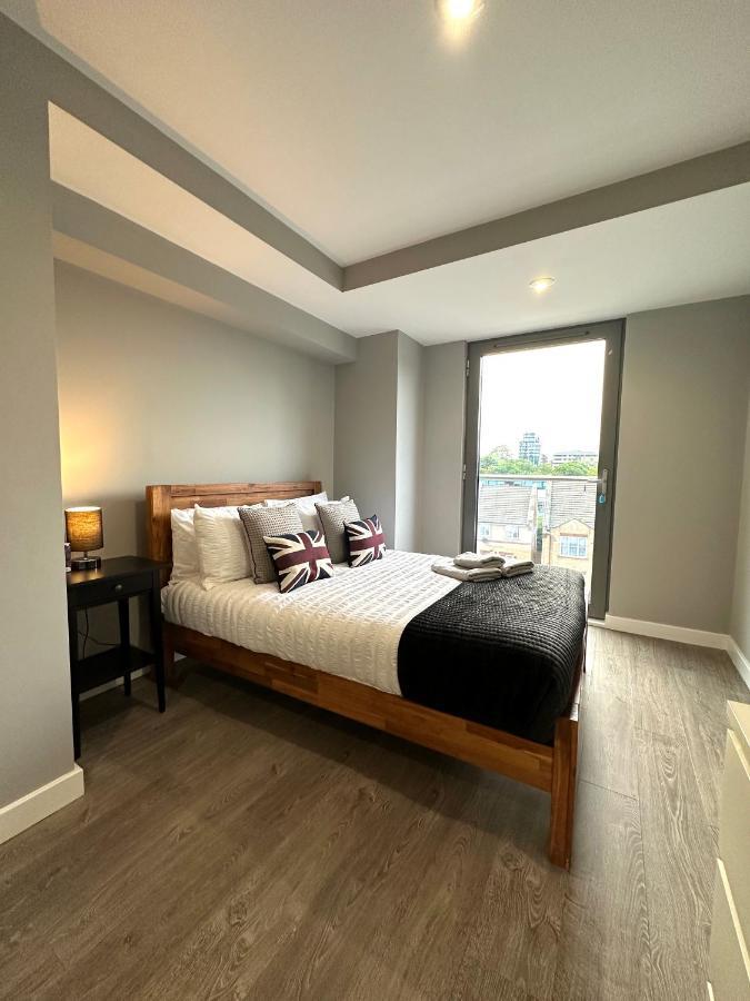 Modern 3 Bed Flat With Private Terrace In Shoreditch London