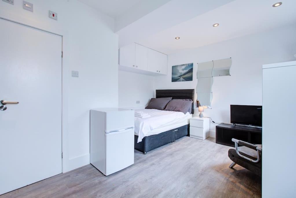 Comfy And Convenient Lewisham With Free Street Parking, Wifi And Quick Access To Sleep 3 London