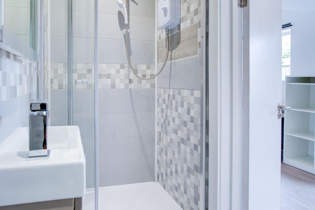 Comfy And Convenient Lewisham With Free Street Parking, Wifi And Quick Access To Sleep 3 * London