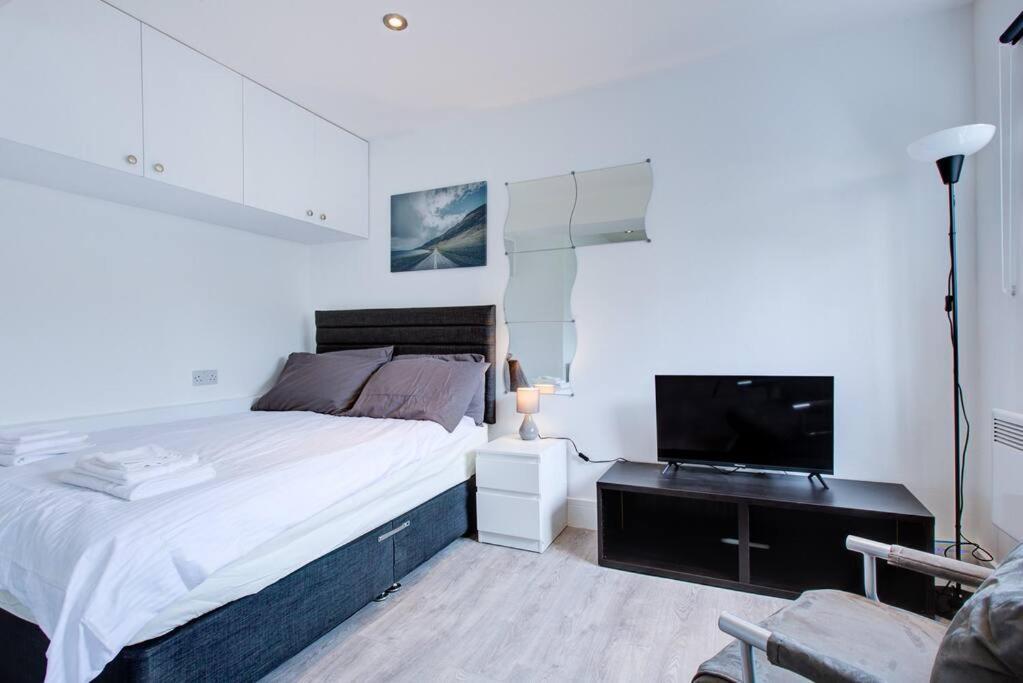Comfy And Convenient Lewisham With Free Street Parking, Wifi And Quick Access To Sleep 3 * London