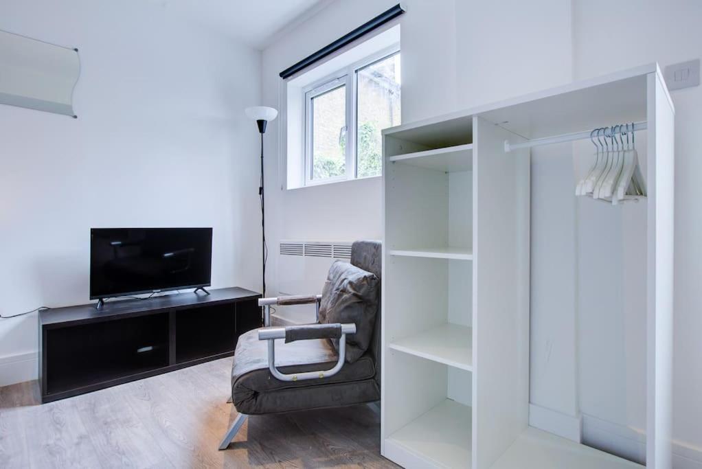 Comfy And Convenient Lewisham With Free Street Parking, Wifi And Quick Access To Sleep 3 Apartment London