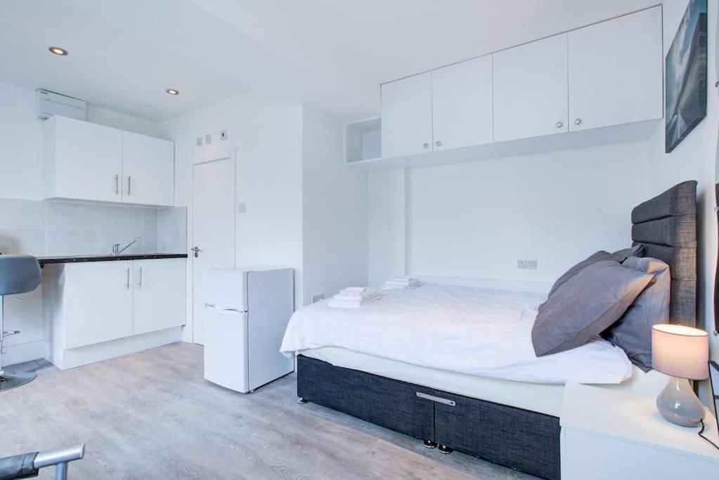 Comfy And Convenient Lewisham With Free Street Parking, Wifi And Quick Access To Sleep 3 Apartment London