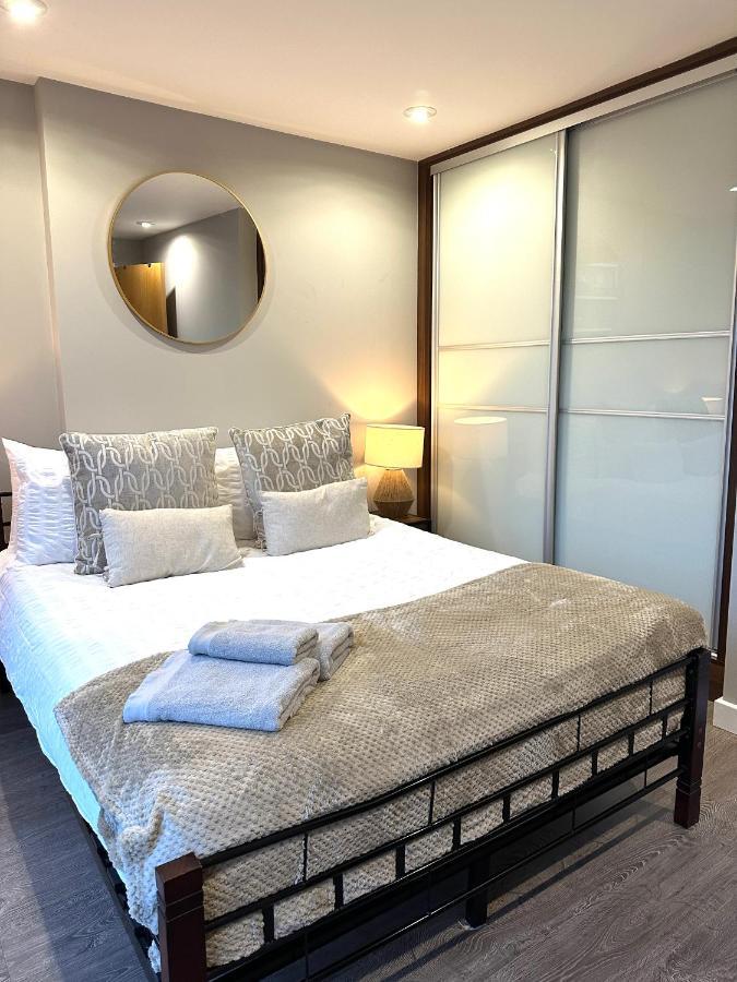Modern 3 Bed Flat With Private Terrace In Shoreditch Apartment *